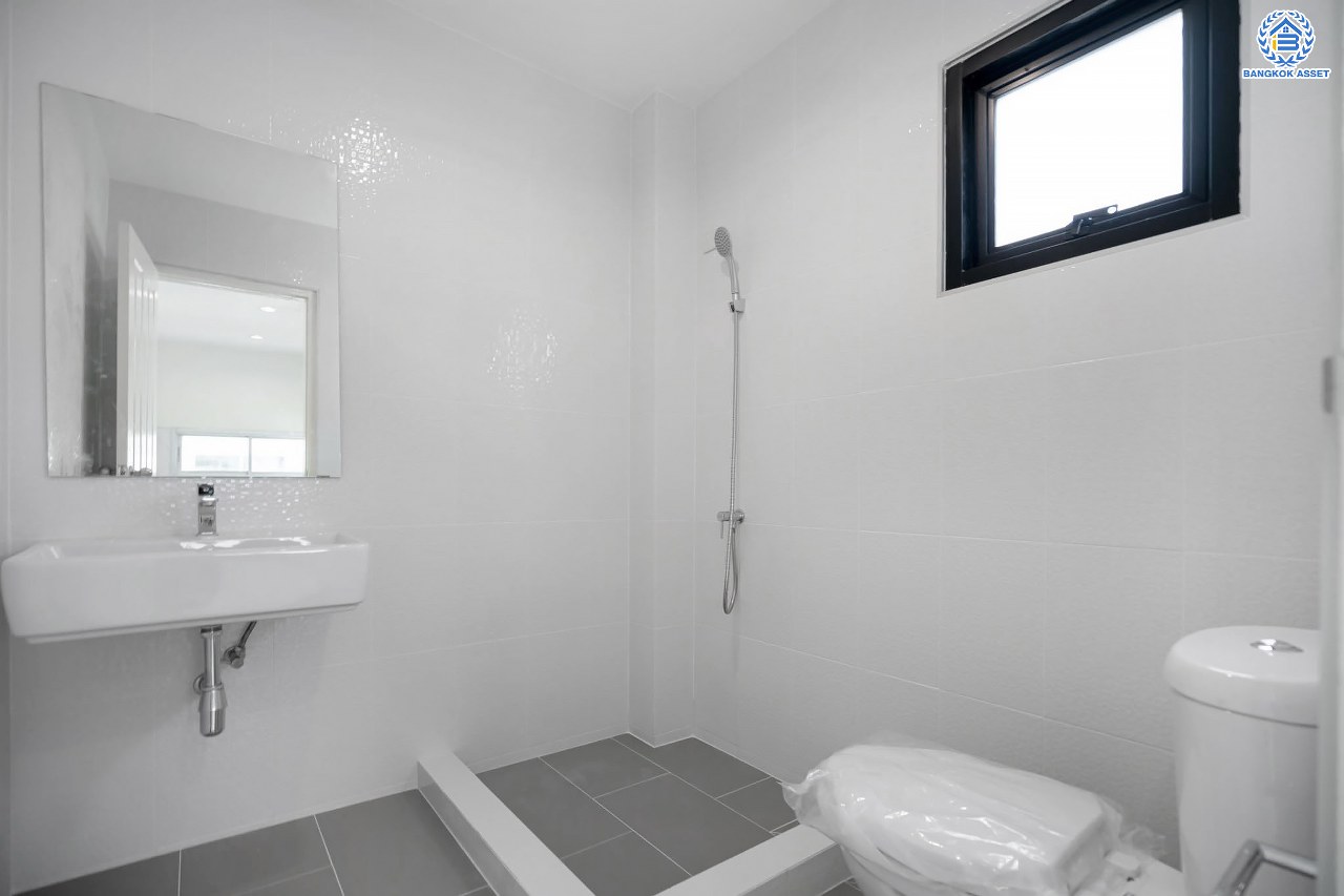 บ้านมือสองตกแต่งใหม่ โครงการ มณธานี บางแค หลังมุม ดีไซน์หรูหรา เนื้อที่ 66.6 ตร.ว. ฟังก์ชัน 3 ห้องนอน 3 ห้องน้ำ จอดรถได้ 2 คัน บนทำเลเดินทางสะดวก เชื่อมต่อหลายเส้นทาง ใกล้เดอะมอลล์บางแค ทางด่วน "กาญจนาภิเษก" และรถไฟฟ้า "สถานีหลักสอง"